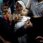 Una bebé de 8 meses murió esta noche debido a la asfixia producida por los gases lacrimógenos lanzados por el Ejército israelí en Gaza / Reuters
