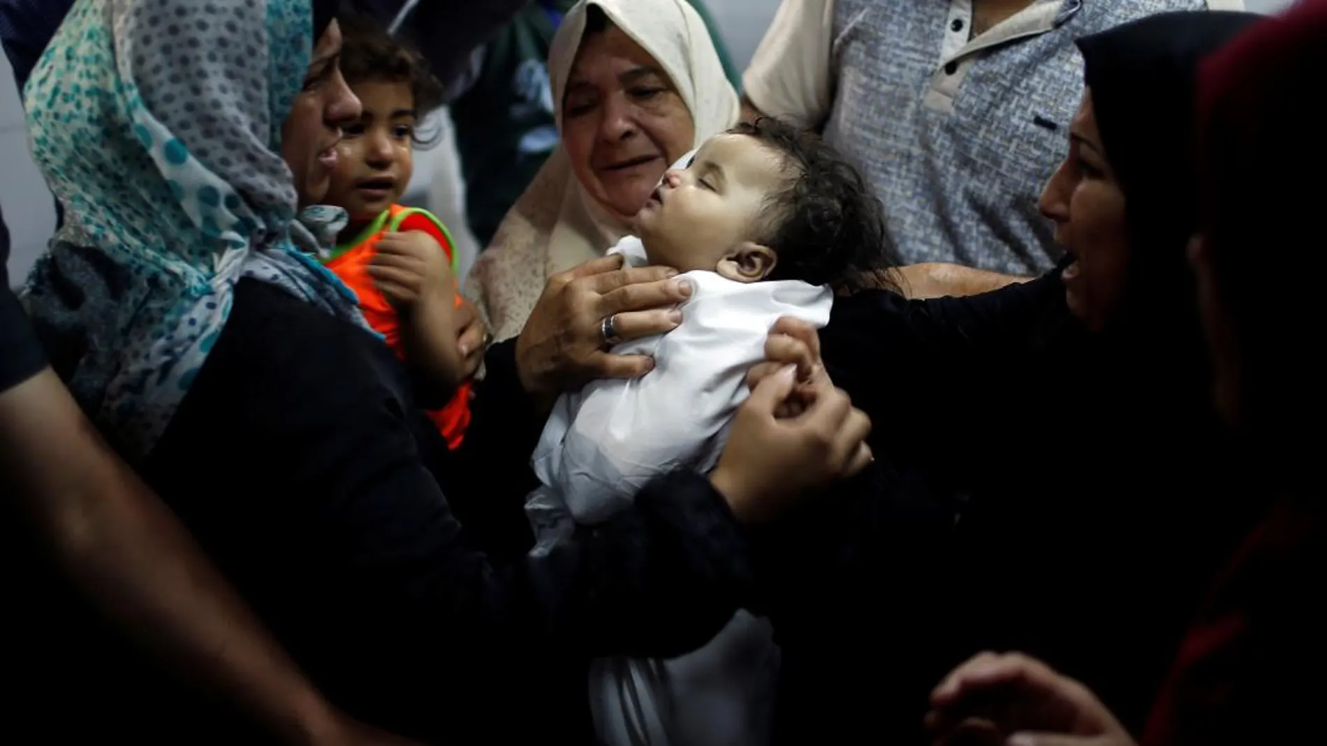 Una bebé de 8 meses murió esta noche debido a la asfixia producida por los gases lacrimógenos lanzados por el Ejército israelí en Gaza / Reuters