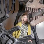 Helen Pilcher, en el Museo Nacional de Ciencias Naturales de Madrid, junto a recreaciones del T. Rex