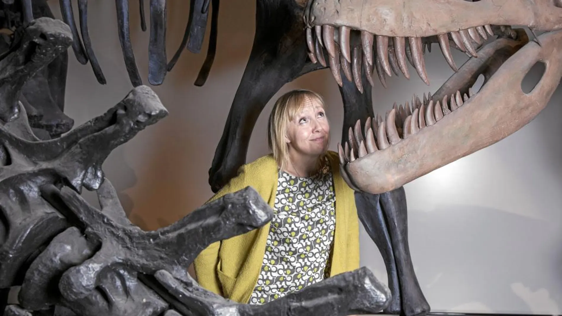 Helen Pilcher, en el Museo Nacional de Ciencias Naturales de Madrid, junto a recreaciones del T. Rex