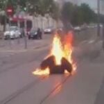 Ruedas ardiendo en una calle de Valencia
