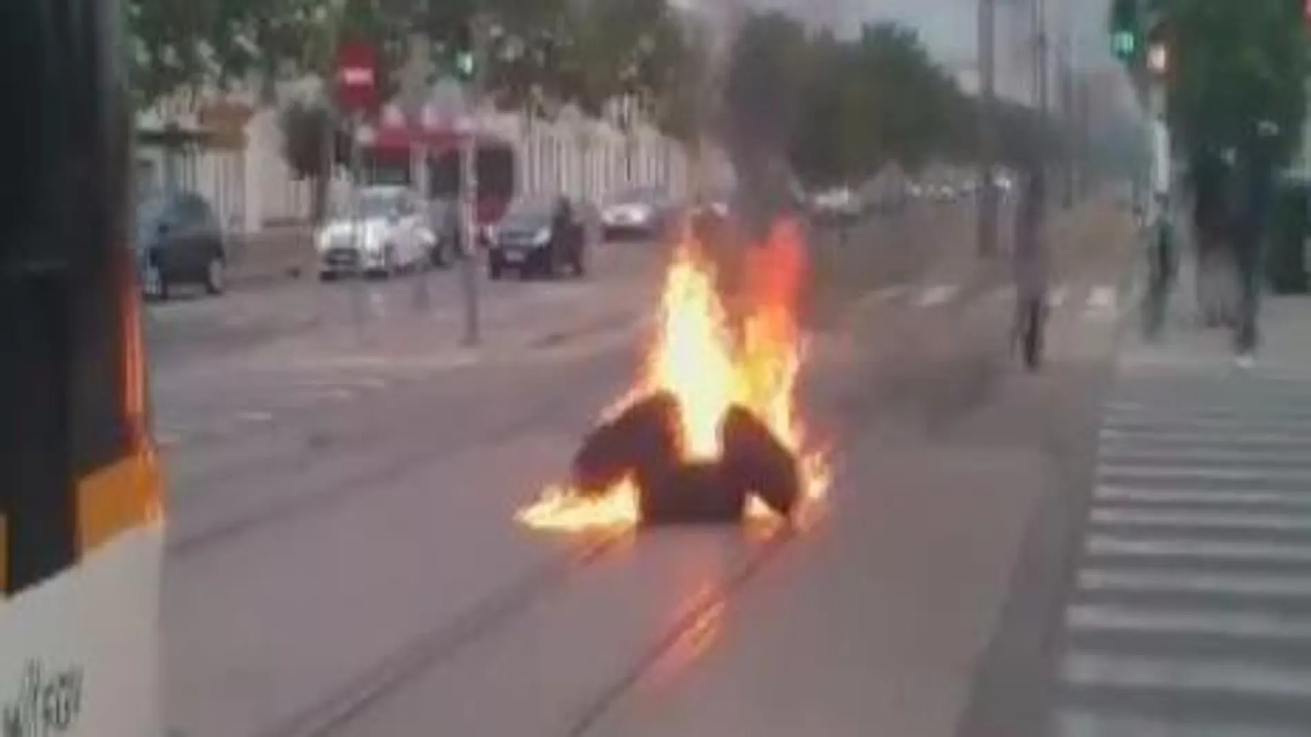 Ruedas ardiendo en una calle de Valencia