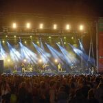 Después del disgusto de la cancelación del viernes, los conciertos del escenario «Mediterránea-mente» regresaron el sábado con la única baja de Love of Lesbian, que por cuestiones de agenda no pudo tocar