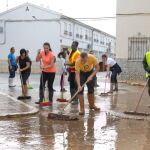 Operarios y vecinos limpian las calles en la localidad malagueña de Campillos tras las fuertes lluvias caídas / Efe