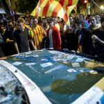 Los independentistas destrozar tres coches de la Guardia Civil