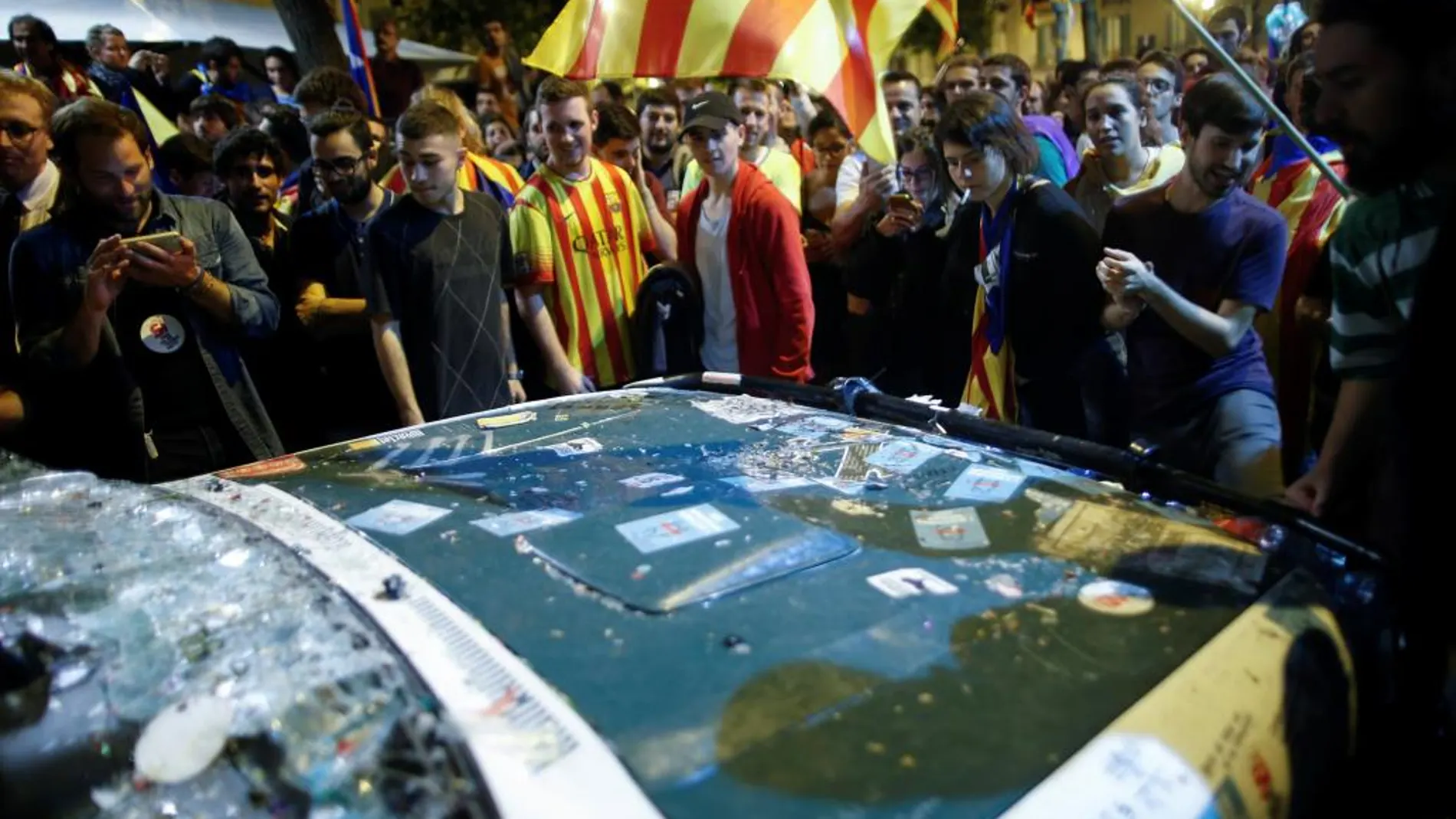 Los independentistas destrozar tres coches de la Guardia Civil