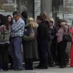 Ciudadanos chipriotas hacen cola ante un cajero