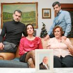 Carlos, Ana y Juanjo, junto a su madre, Ana, y una fotografía de su padre, Juan Guillén, en la casa familiar