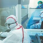El IVO cuenta con una moderna Sala Blanca que garantiza la elaboración de los medicamentos para el paciente oncológico en condiciones óptimas de calidad y seguridad para el propio profesional | Imagen cedida