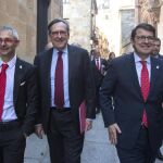 El rector de la USAL, Ricardo Rivero; el presidente de Santander Universidades, Matías Rodríguez Inciarte; y el alcalde, Alfonso Fernández Mañueco, presenta el IV Encuentro Internacional «Universia», que se celebrará en Salamanca el 21 y 22 de mayo