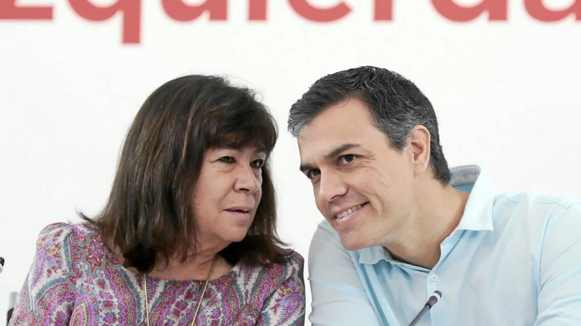Pedro Sánchez junto a Cristina Narbona durante el encuentro celebrado en ferraz