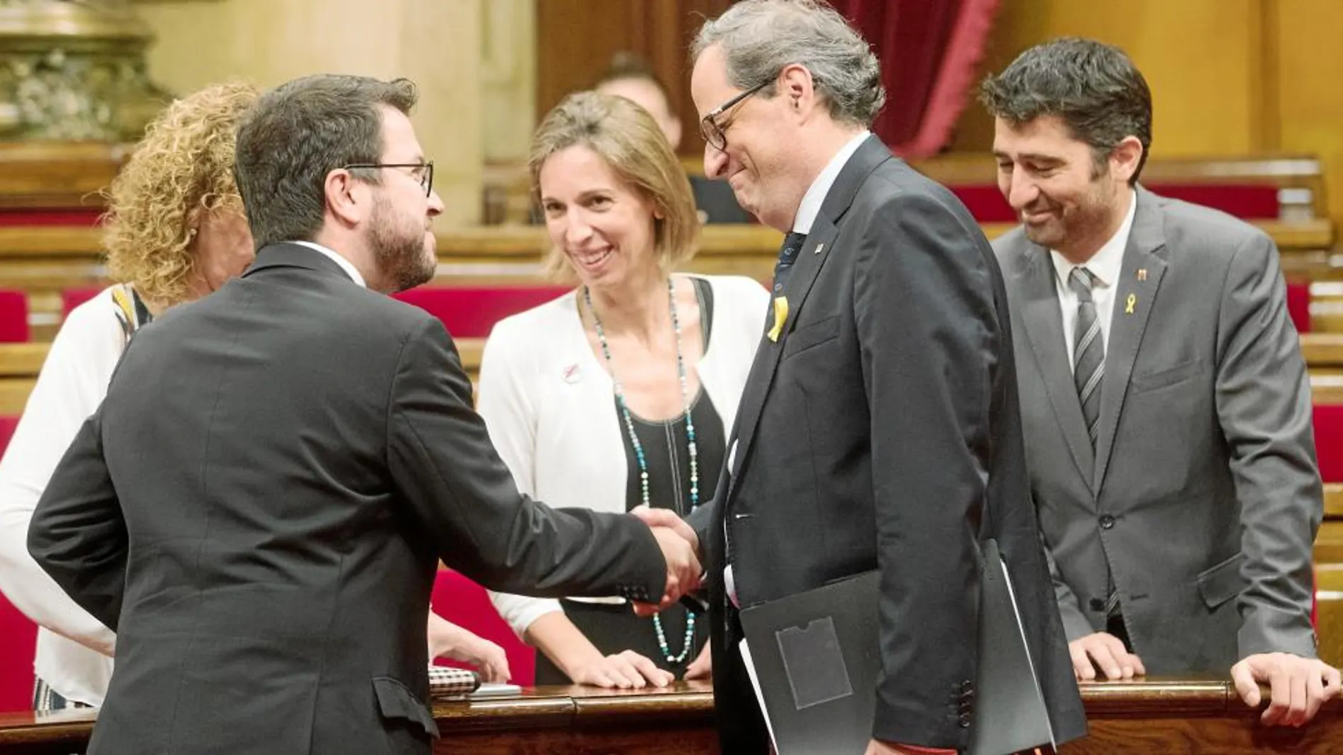 El president Quim Torra en el Parlament junto a Pere Aragonès y los consellers del PDECat Àngels Chacón y Damià Calvet / Foto: Efe