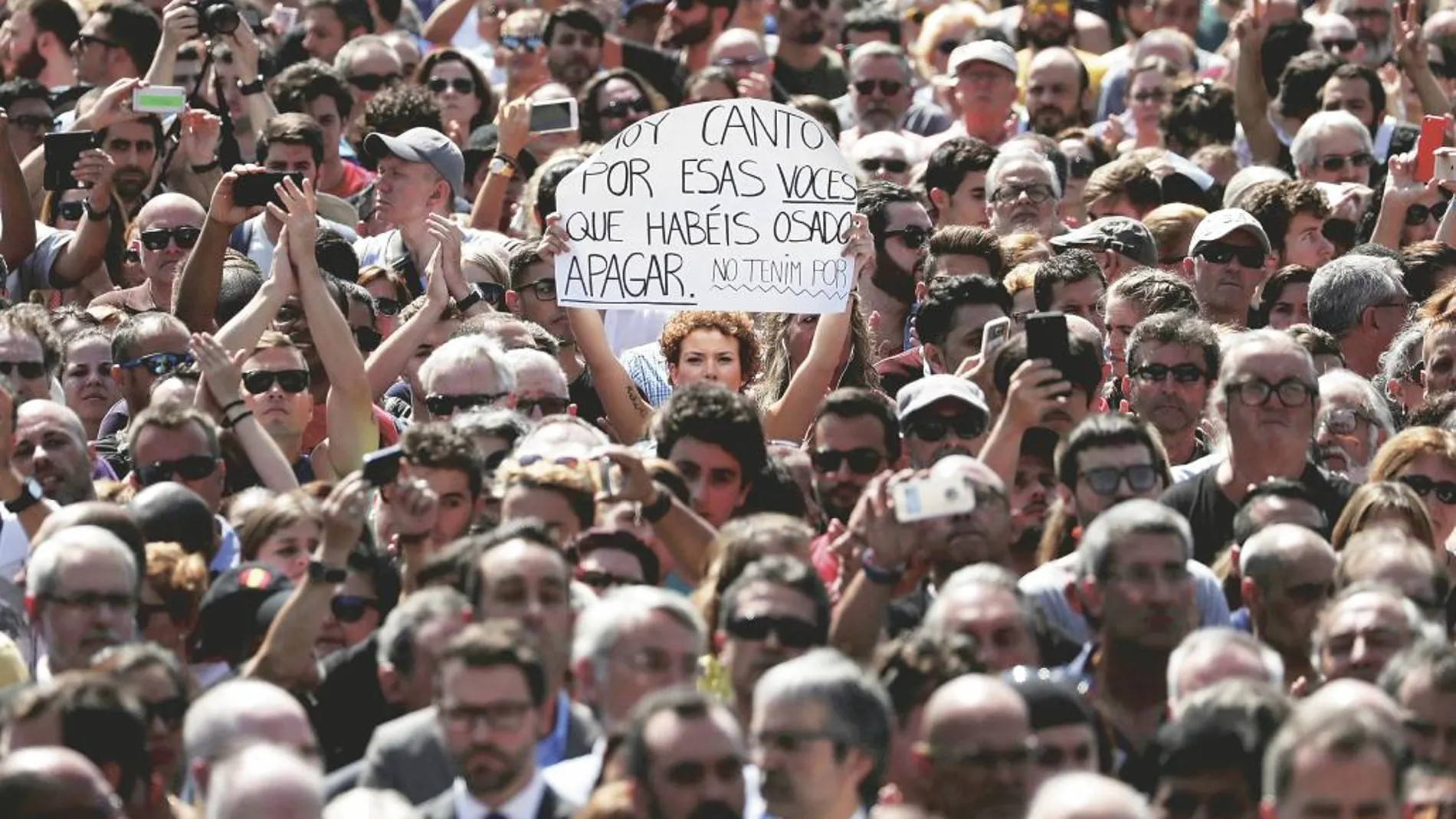 Numerosas personas estuvieron en el centro de la capital catalana para guardar un minuto de silencio