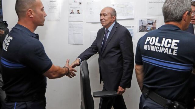El ministro francés de Interior, Gerard Collomb (d), saluda a un policía durante su visita a un centro policial de supervisión y prevención de terrorismo en Niza (Francia) la semana pasada