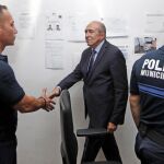 El ministro francés de Interior, Gerard Collomb (d), saluda a un policía durante su visita a un centro policial de supervisión y prevención de terrorismo en Niza (Francia) la semana pasada
