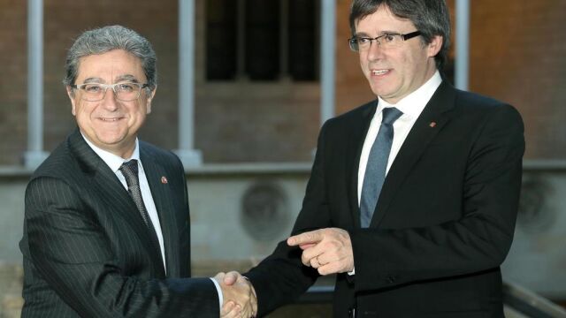 Carles Puigdemont saluda al nuevo delegado del Gobierno en Cataluña, Enric Millo, en el Palau de la Generalitat