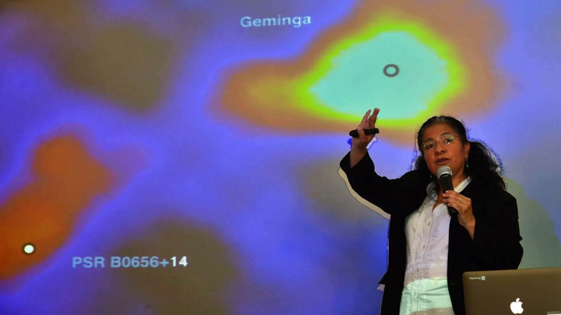 Magdalena González Sánchez, investigadora del Instituto de Astronomía de la UNAM y responsable del Laboratorio Nacional HAWC de Rayos Gamma, durante la presentación del hallazgo
