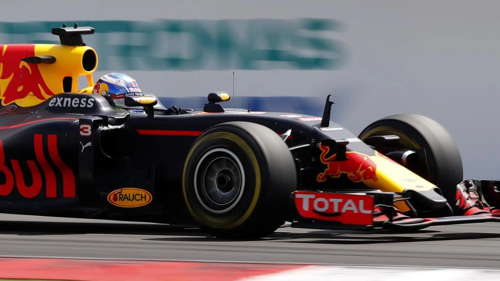 Daniel Ricciardo durante la carrera en el circuíto de Sepang.