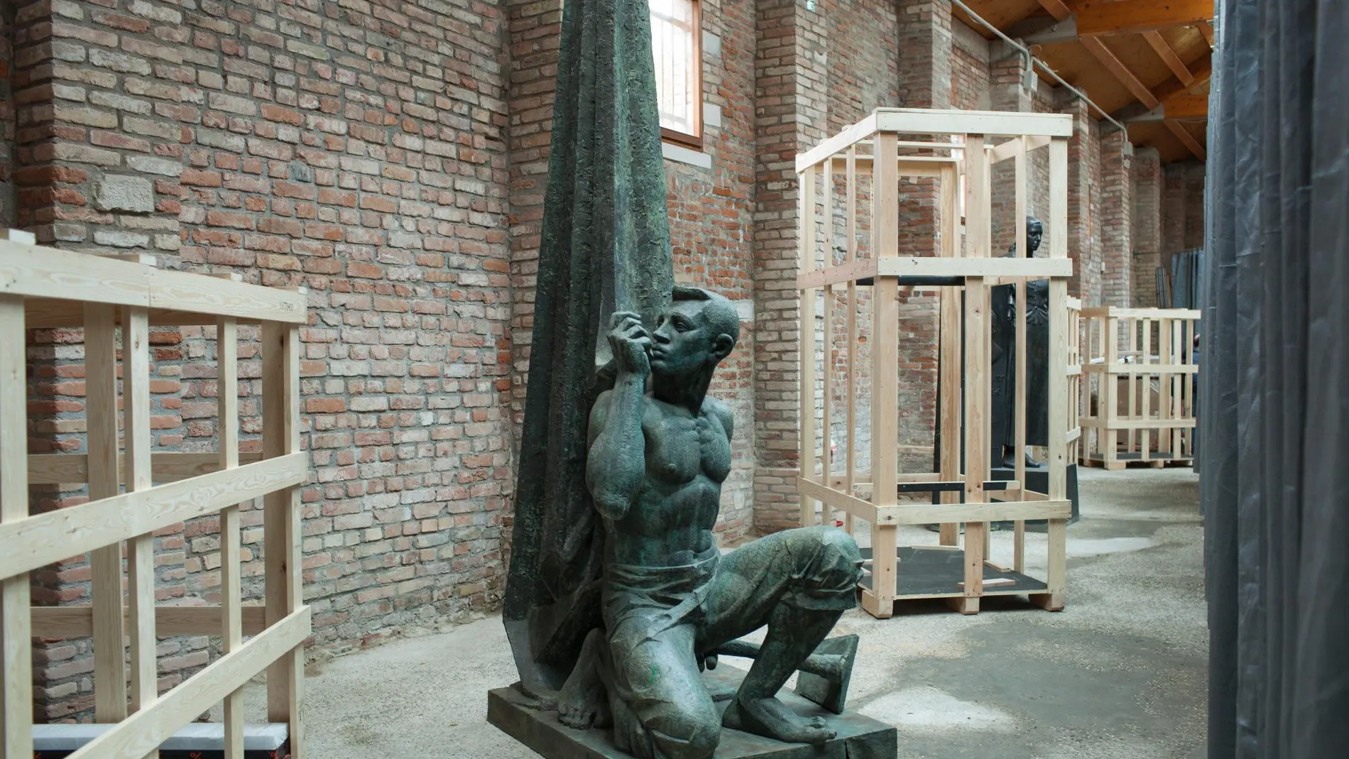 Esta obra de Genaro Iglesias, «Monumento a los caídos», es una de las cuatro estatuas que han viajado hasta Venecia dentro de la delegación catalana.