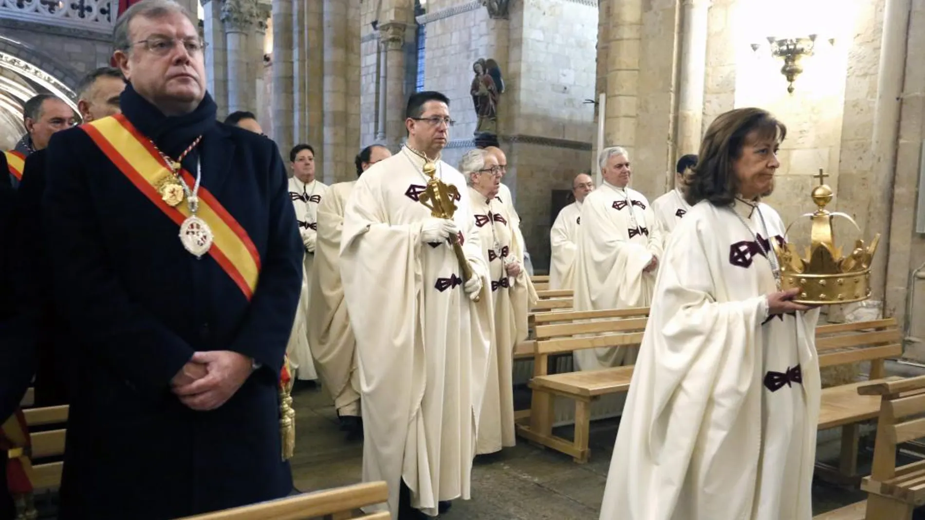 El alcalde, Antonio Silván, asiste al tradicional responso por los Reyes de León