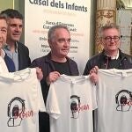 El prestigioso cocinero Ferran Adrià y sus colaboradores posaron la camiseta dedicada al evento solidario
