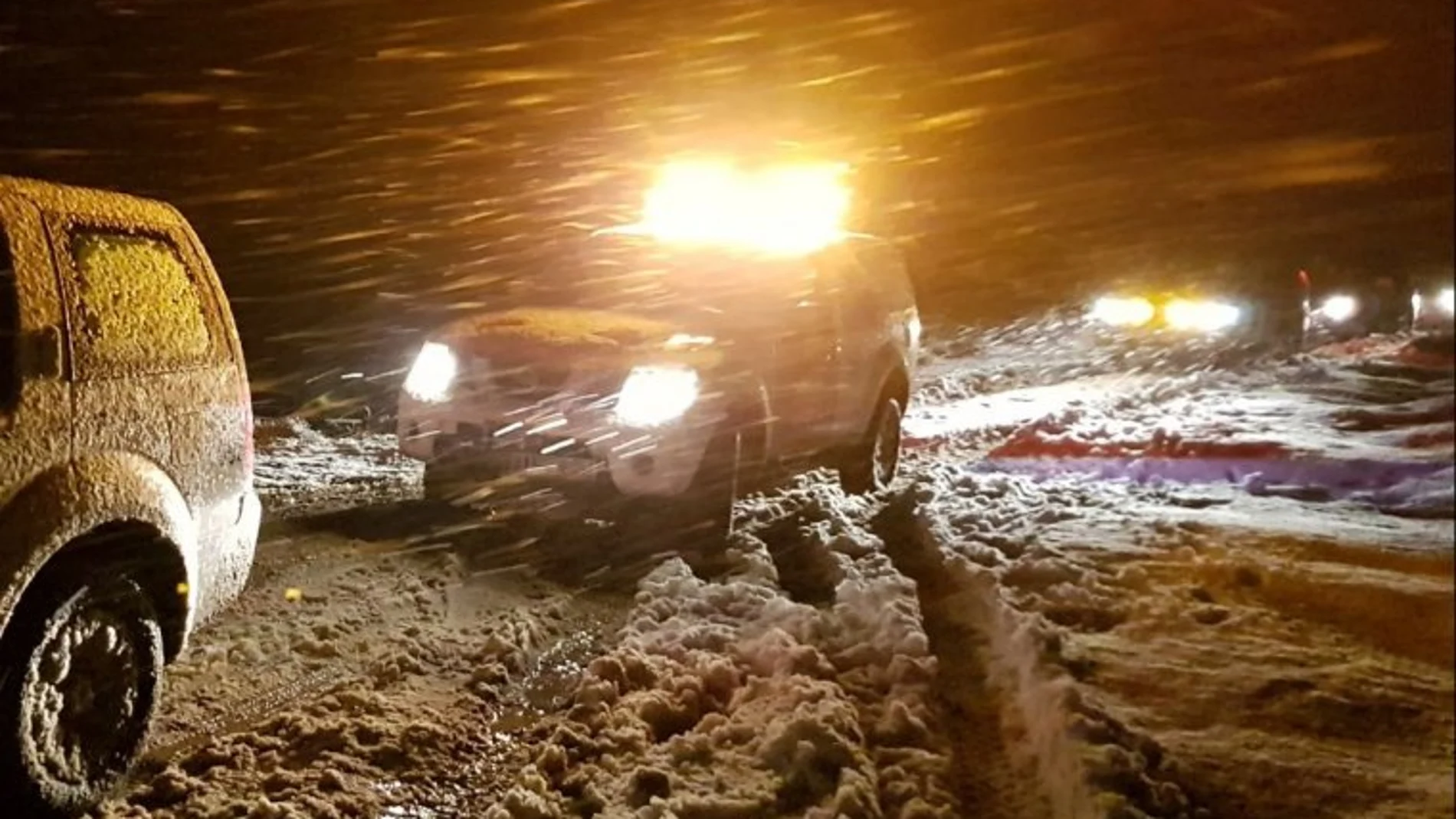 La Guardia Civil rescata a varios automovilistas atrapados por la nieve en Asturias