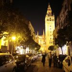 Mateos Gago es una «arteria» principal del barrio de Santa Cruz; el tráfico rodado es posible hasta los bajos de la mismísima Giralda en estos momentos