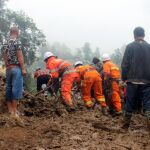 Los servicios de rescate buscan víctimas entre los escombros