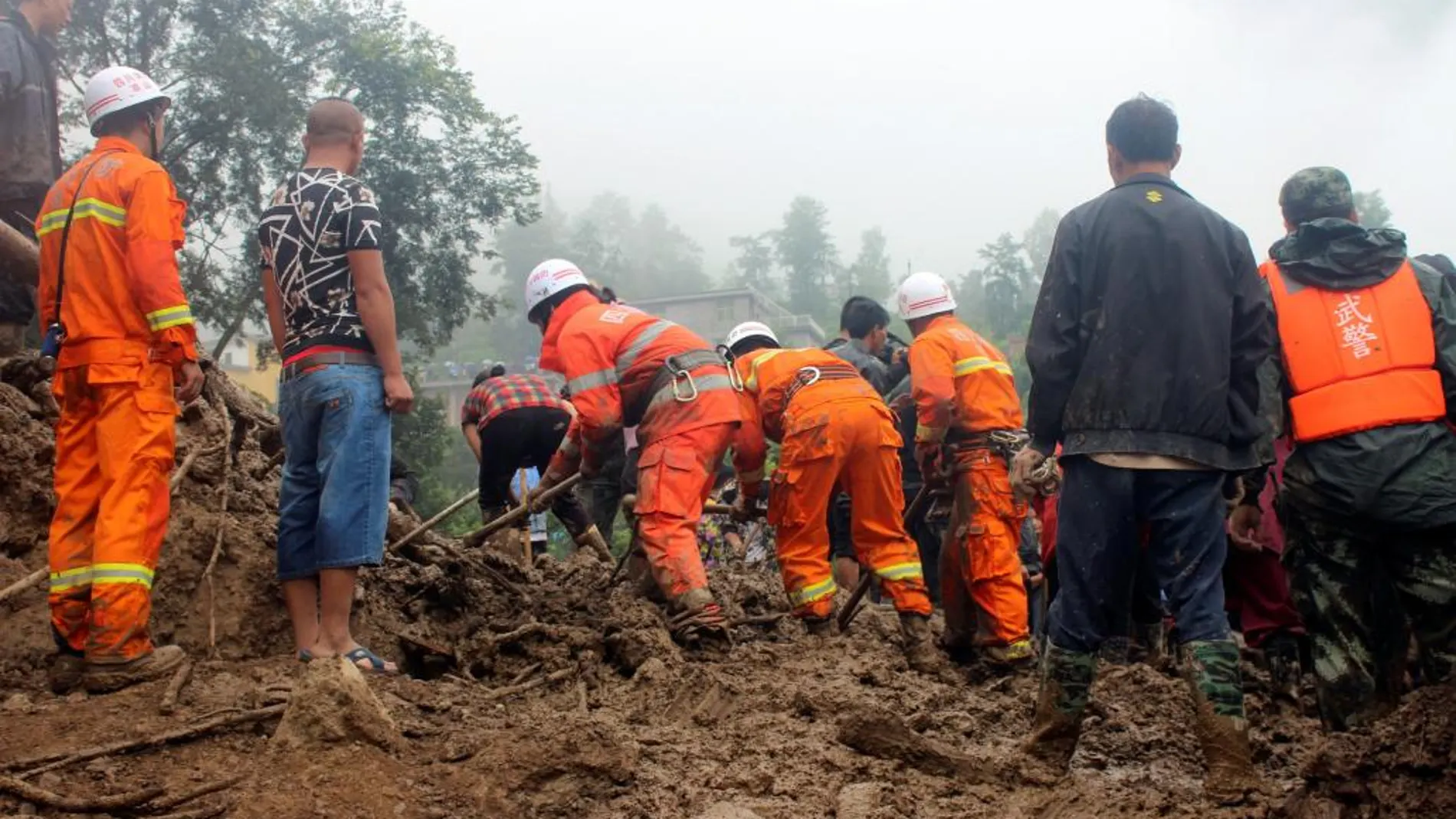 Los servicios de rescate buscan víctimas entre los escombros