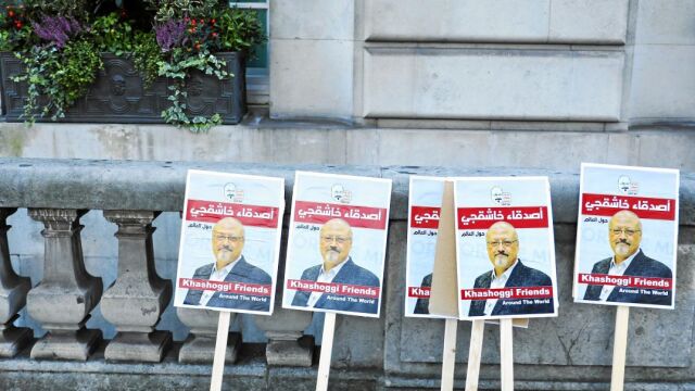 Carteles de protesta por el crimen de Khashoggi se podían ver ayer el portal de la embajada de Arabia Saudí en Londres