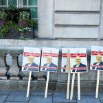 Carteles de protesta por el crimen de Khashoggi se podían ver ayer el portal de la embajada de Arabia Saudí en Londres