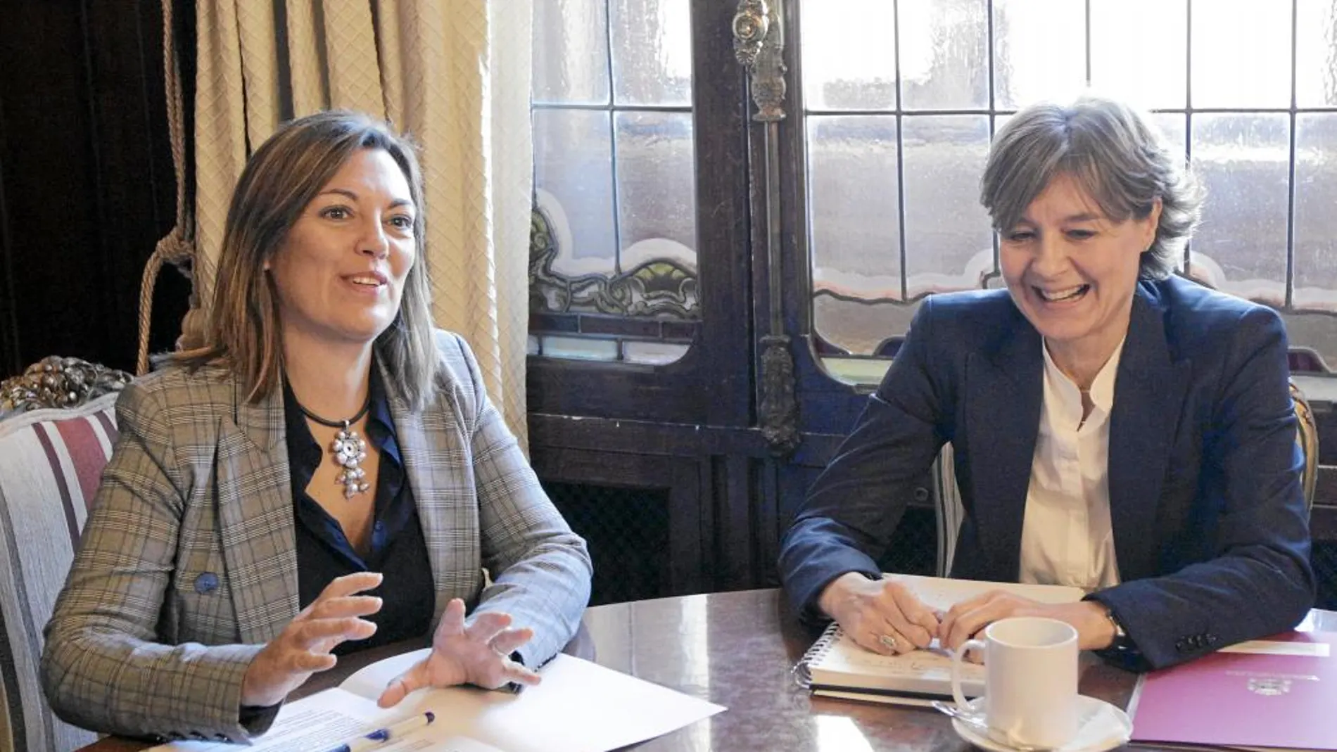 Milagros Marcos e Isabel García Tejerina bromean, momentos antes de comenzar la reunión, ayer en Madrid