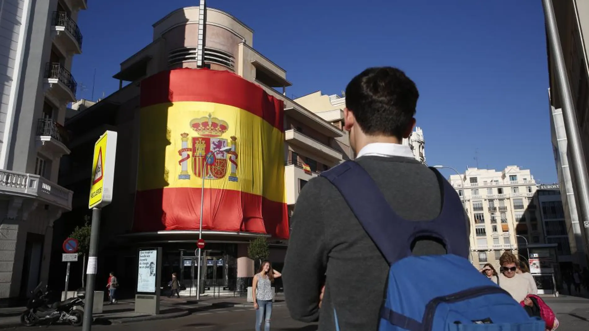 El teatro Barceló instaló una bandera de España gigante