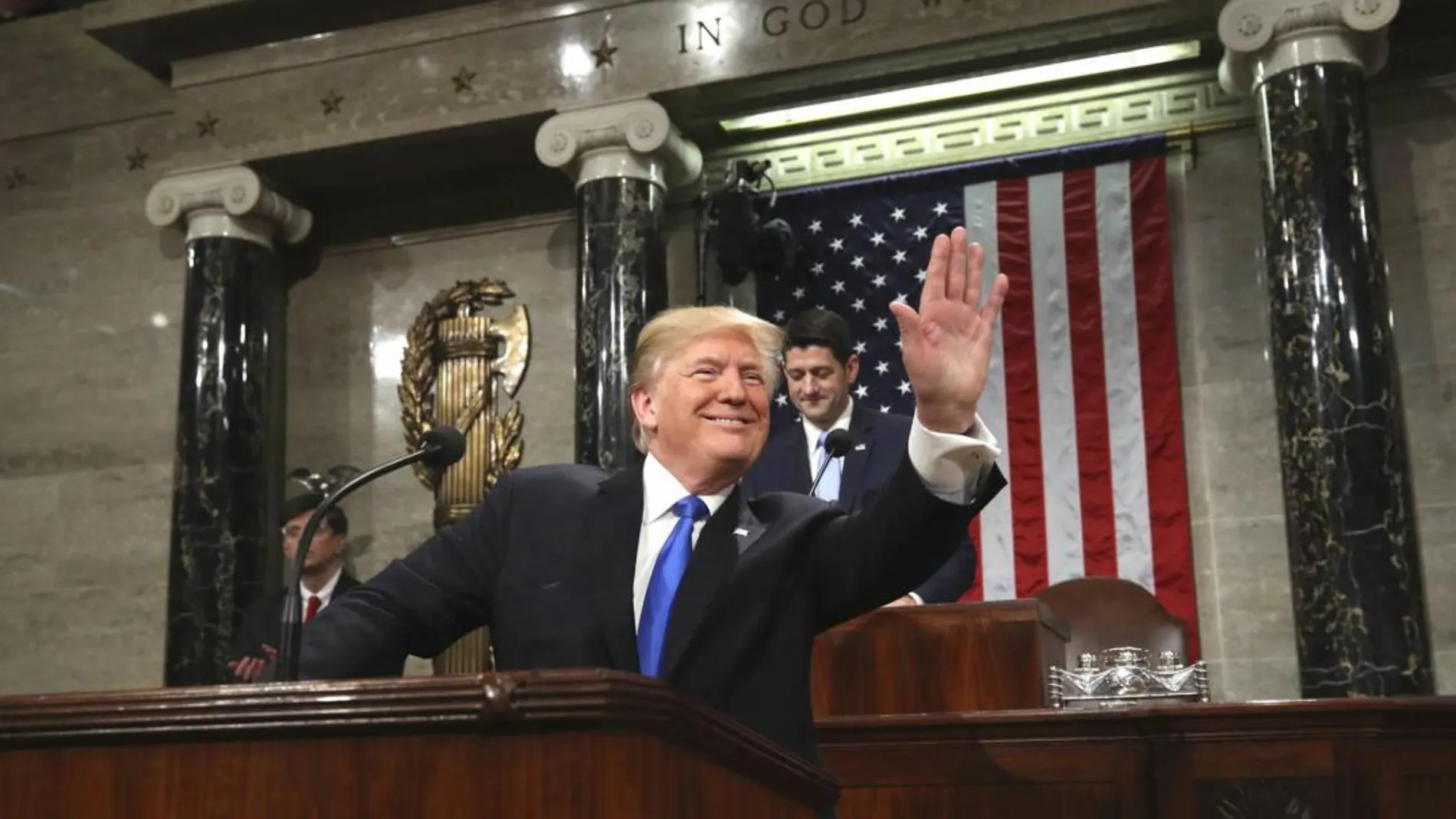 Donald Trump saluda a los presentes nada más llegar al Capitolio