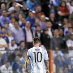 Messi, de espaldas, en un momento del partido frente a Perú