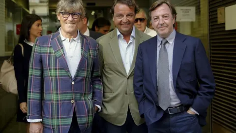 El francés Simón Casas; el director general de Nautalia, Rafael García Garrido, y el torero Curro Vázquez, tras conocer el resultado de la licitación