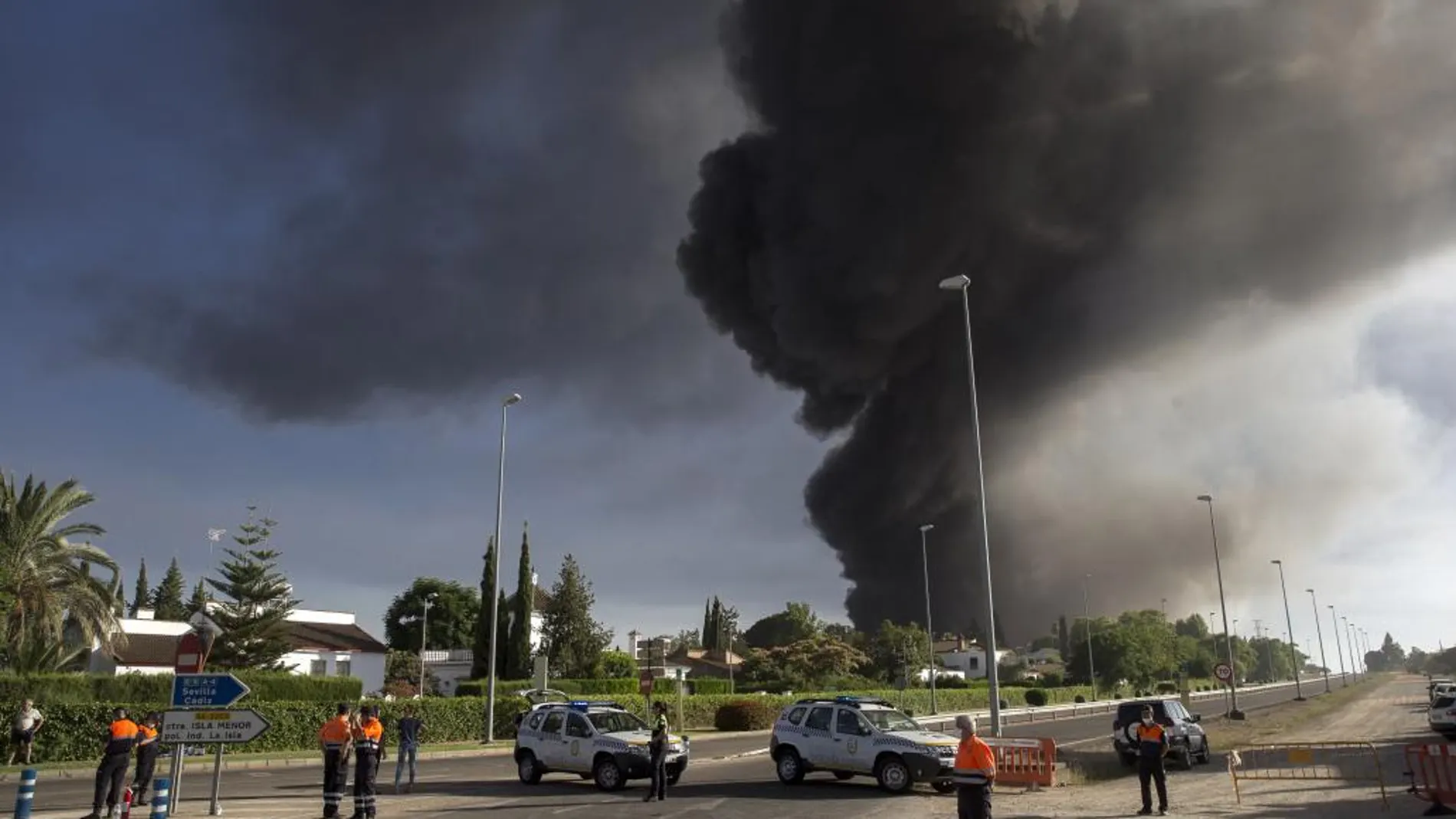 Las dos urbanizaciones más cercanas a la fábrica de aceite del Grupo Ybarra en Dos Hermanas (Sevilla) han sido desalojadas como consecuencia del incendio que continúa activo en sus instalaciones