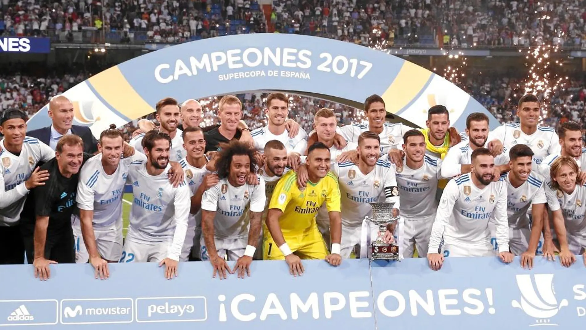 Los jugadores del Real Madrid celebran la Supercopa de España