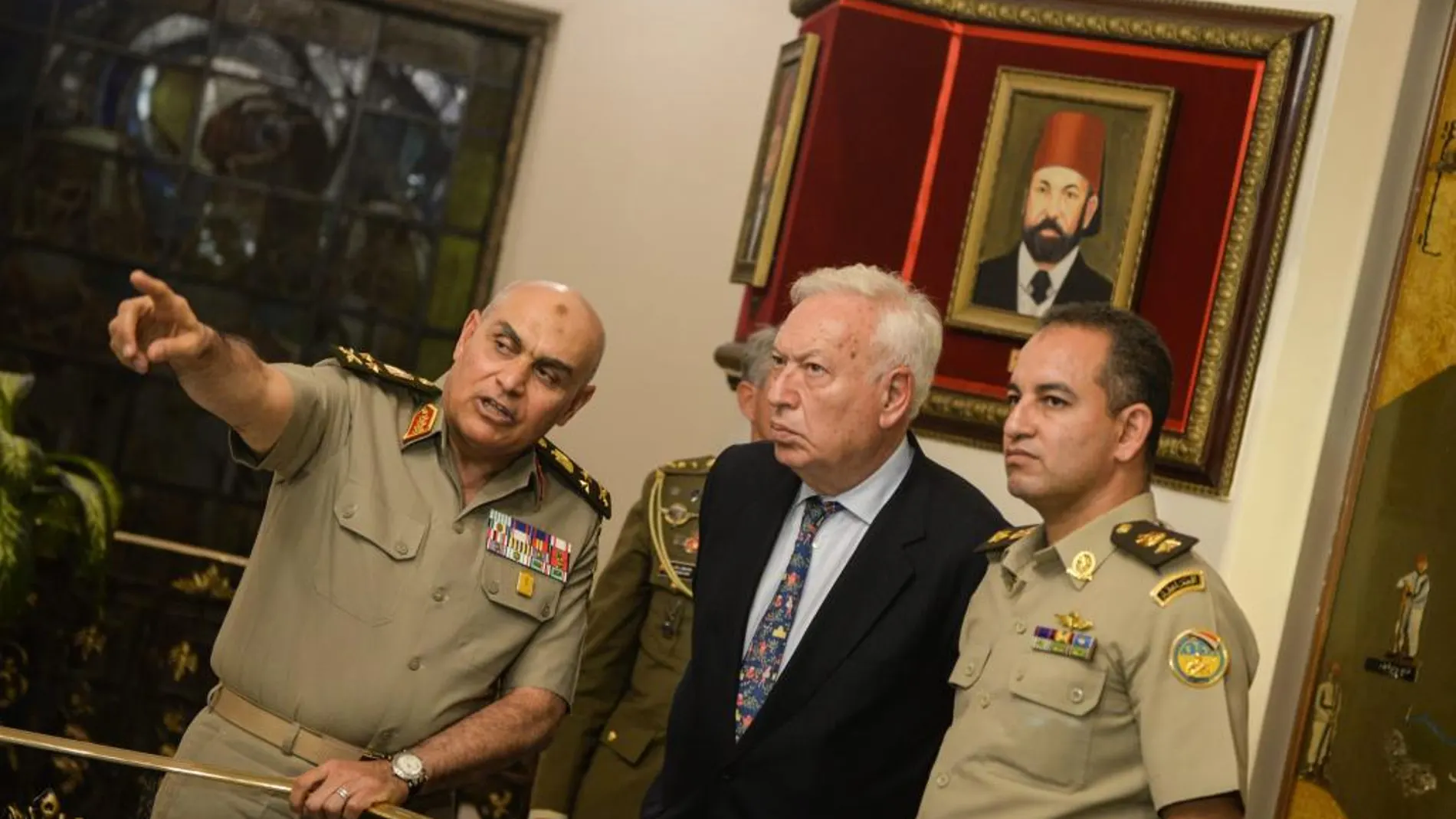 Jose Manuel Garcia-Margallo durante el encuentro con el ministro de defensa de Egipto, Izquierda, Sedki Sobhi