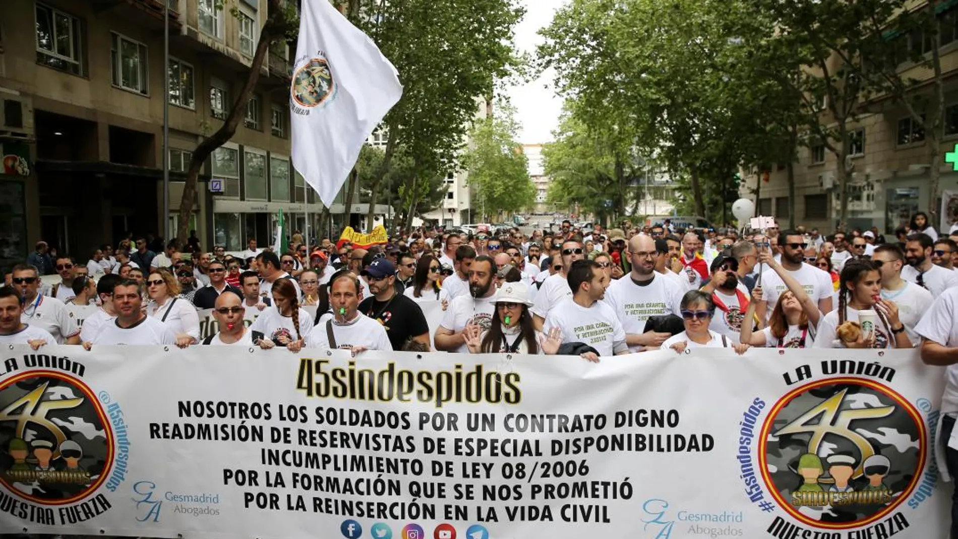 Concentración esta mañana ante el Ministerio de Defensa en Madrid. (Cristina Bejarano)