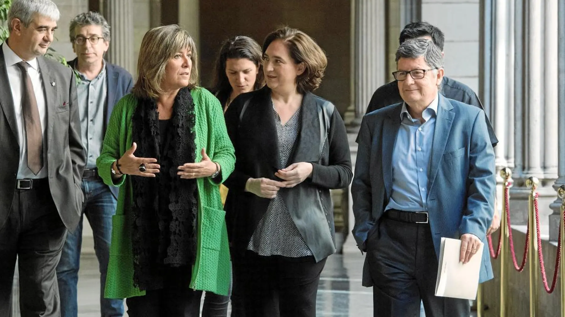 La alcaldesa de L'Hospitalet, Nuria Marín, Ada Colau, y el alcalde de El Prat, LLuís Tejedor, a su llegada al Ayuntamiento de Barcelona