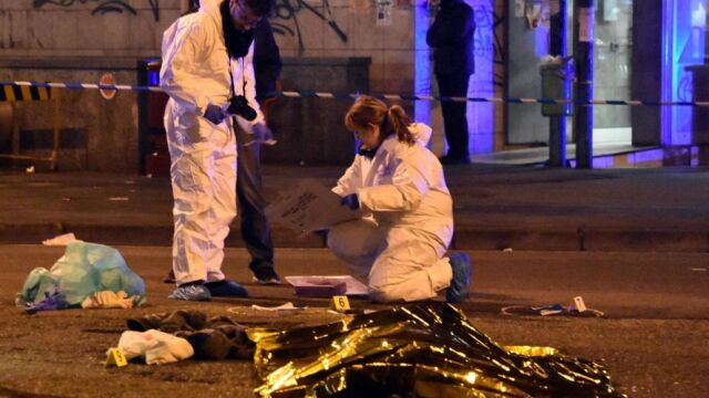 Dos agentes de la Policía Científica procesan el lugar en el que fue abatido Anis Amri
