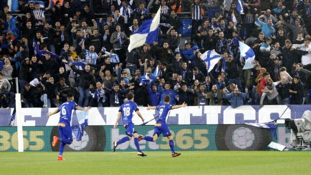 El delantero venezolano del Alavés Christian Santos celebra su gol marcado ante el Espanyol durante el partido