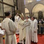 Tras ser ya uno más en el episcopado, monseñor Sebastián Chico Martínez recibe el abrazo de sus hermanos obispos que participaron en el rito de su ordenación. LA RAZÓN