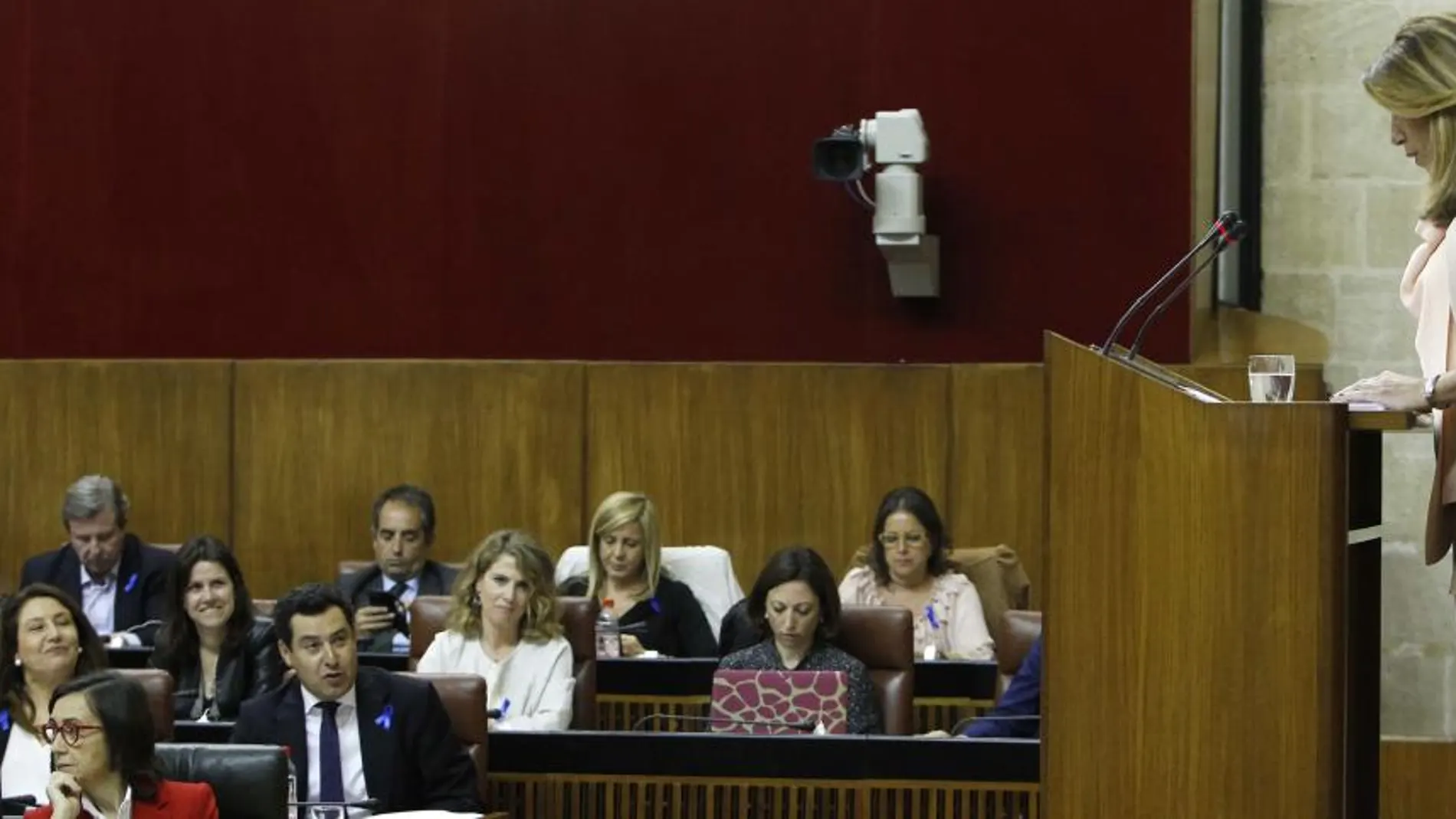 La presidenta de la Junta, Susana Díaz, ayer en el Parlamento andaluz durante el debate general sobre la comunidad. En la bancada popular, el presidente regional de esta formación, Juanma Moreno