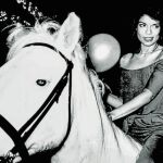 Bianca Jagger a lomos de un caballo en una de las noches locas setenteras de Studio 54