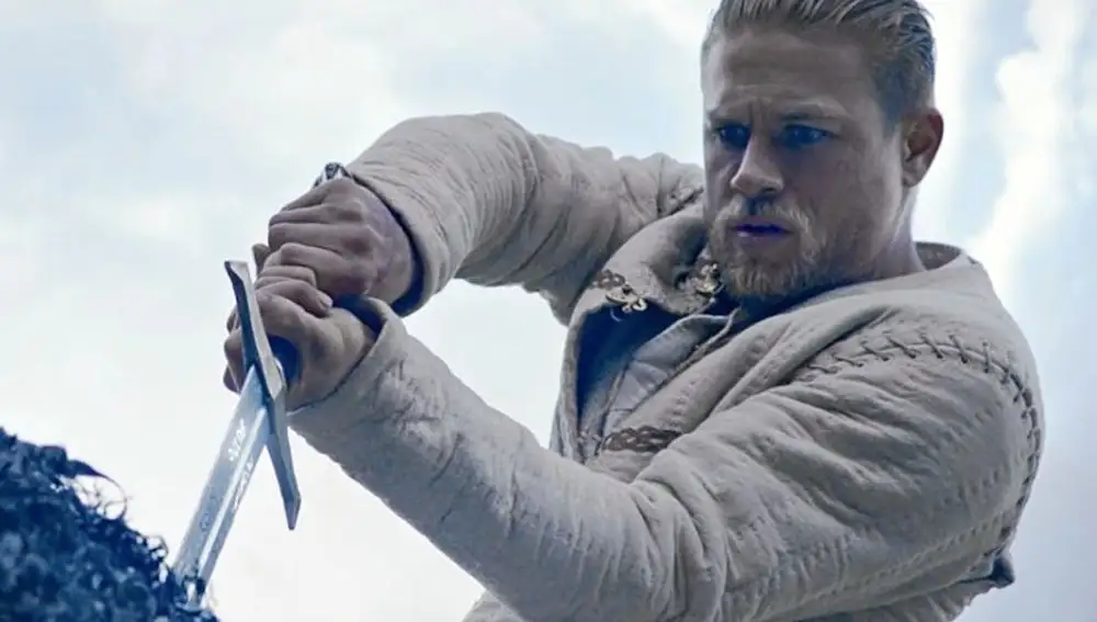 Hunnam interpretó al Rey Arturo, aquí en el momento de hacerse con Excalibur, su legendaria espada