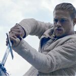 Hunnam interpretó al Rey Arturo, aquí en el momento de hacerse con Excalibur, su legendaria espada
