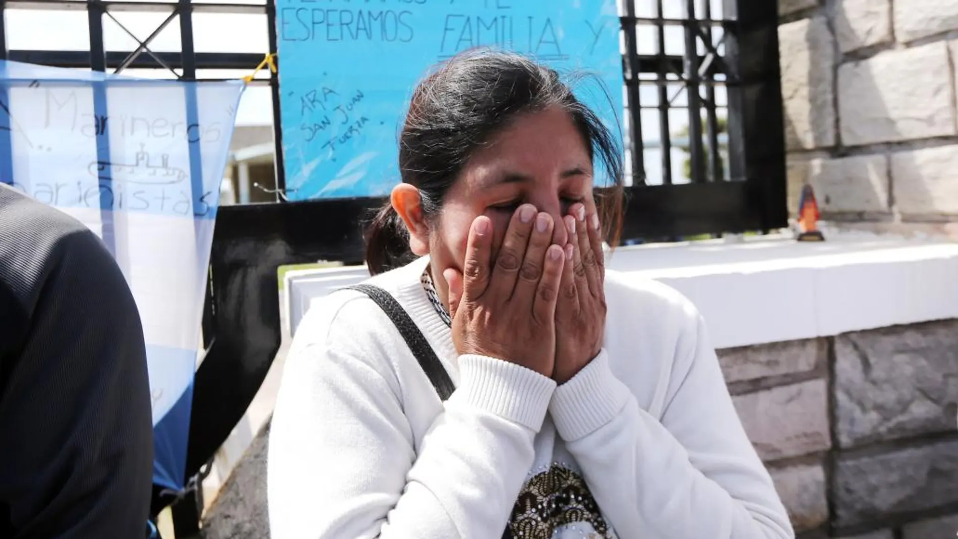 Elena Alfaro, hermana de Cristian Ibañez, uno de los 44 tripulantes del submarino ARA San Juan/REUTERS