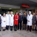 La consellera de Sanitat, Carmen Montón, visitó ayer el hospital de La Ribera en el primer día de la reversión a público del centro. En la imagen, junto al nuevo equipo directivo del centro